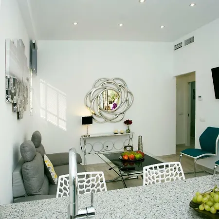 Monko Center, Garden & Pool O Торремолинос